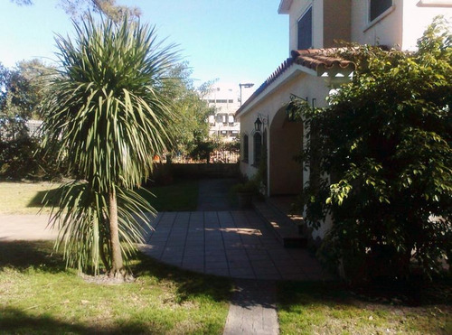 Hermosa Casa Con Todos Los Servicios Con Gran Parque Verde.