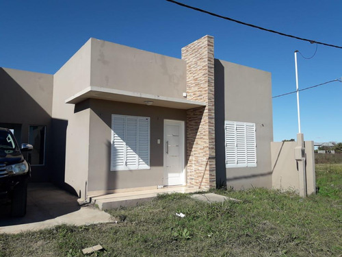 Casa En Venta - 2 Dormitorios 1 Baños - Cochera - 205,26mts2 - Pronunciamiento, Entre Ríos