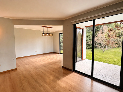 Parcela Con Casa, Piscina/ Quincho, Frente A Parque Y Laguna