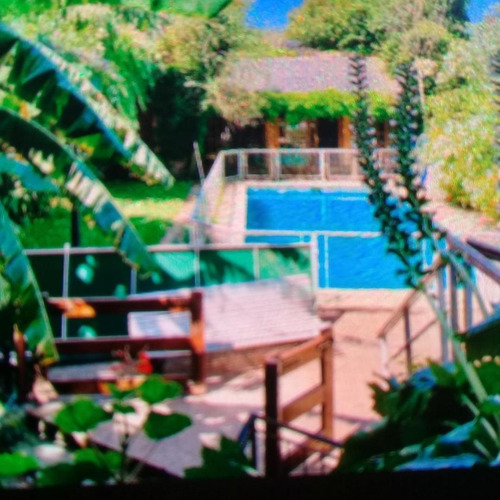 Excelente Propiedad Con Garage,parque Y Piscina.
