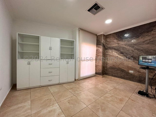 Oficina Remodelada En Venta Cc Torre Cosmpolitan Con Planta Electrica Excelente Ubicacion Maracay Estef 25-202