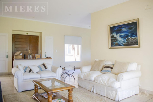 Casa En Venta Desarrollada En Una Sola Planta En Olivos Golf Club