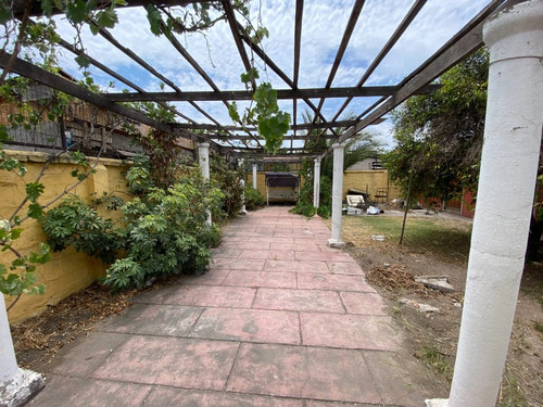 Casa Sólida Con Amplio Terreno, Cercano A Estación De Metro