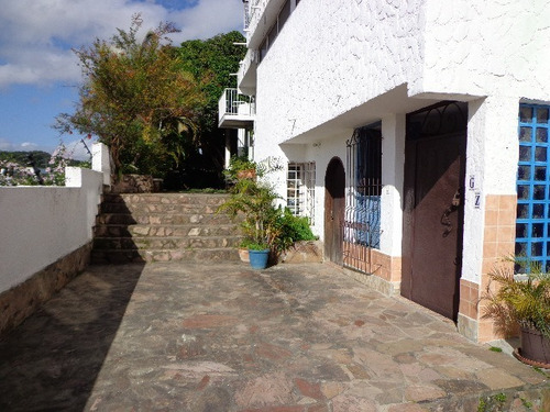 Imagen 2 de 12 de Cumbres De Curumo, Casa Con Anexos