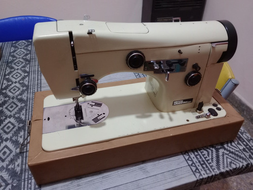 Maquina De Coser Necchi Lycia Iii - Funciona Perfecta!!