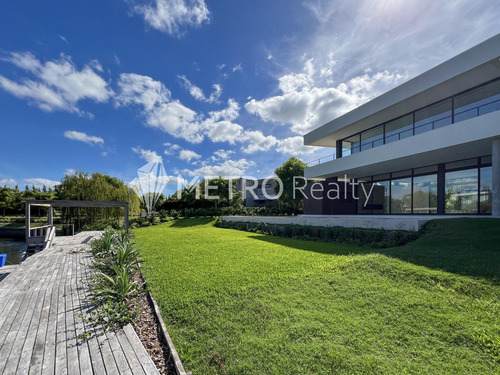 Casa En Venta Con 4 Suites Y Amarra En El Yacht, Nordelta