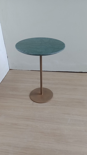 Mesa De Canto Monope, Tampo Em Mármore Redondo E Orgânico.