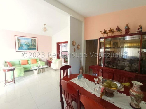 Julio Latouche 24-7529 Casa En Venta Trigal Sur Valencia, Amplia, Cómoda, Totalmente Re-modelada, Tanque Subterráneo