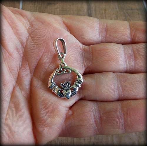 Atacado 10 Pcs! Pingente Tríquetra Claddagh Full Crown Prata