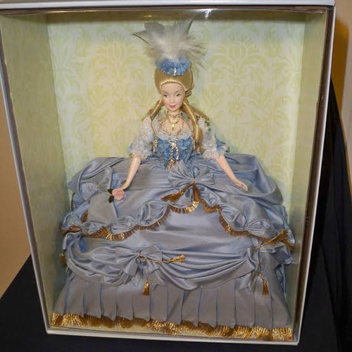 Barbie Maria Antonieta Mujeres De La Realeza (Usado)