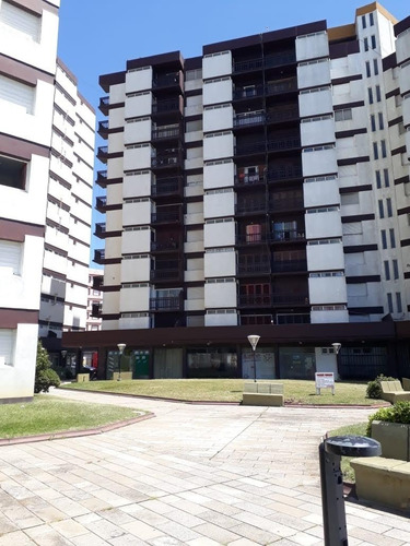 Imagen 2 de 18 de Gran Departamento Frente Al Mar, Centrico De Tres Ambientes Grandes, Excelente Estado