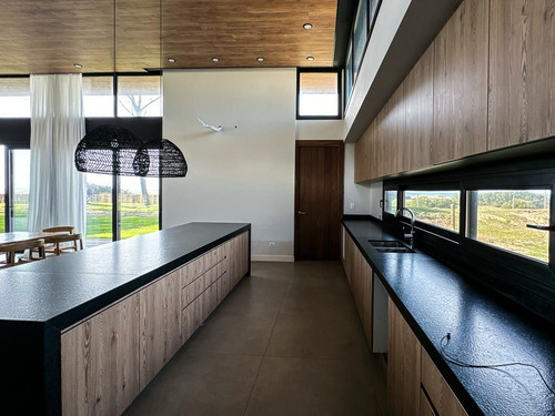 Casa En Venta Primera Linea Al Mar Punta Del Este (ref: Bpv-10119)