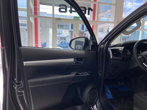 Imagen 9 de 16 de Toyota Hilux 4x2 D/c Srv 2.8 Tdi 6a/t My 2022 Mr