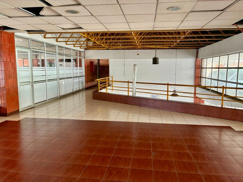 Gran Local Comercial Con Excelente Exposicion Y Estac.