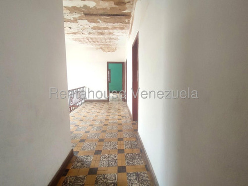 Amplia Casa De 2 Niveles ,para Remodelar A Su Gusto En Venta Ubicada En El Paraíso 25-17760