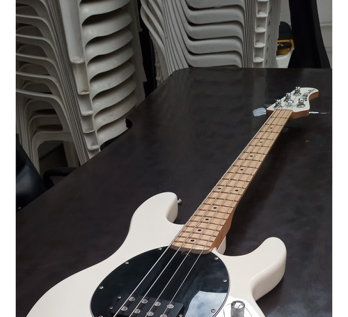 Bajo Eléctrico Musicman Sting Ray (replica)