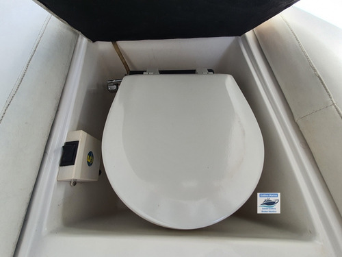 Imagen 19 de 25 de Lancha Naval Center 210 Cuddy Evinrude 135 Hp V6 Ecológico