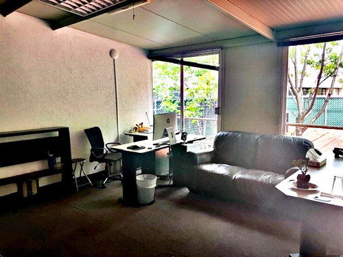 Edificio De Oficinas De Tres Niveles, Con Excelente Ubicación