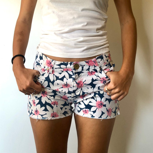 Short Mujer Cuesta Blanca Estampado Flores Fondo Blanco T.42