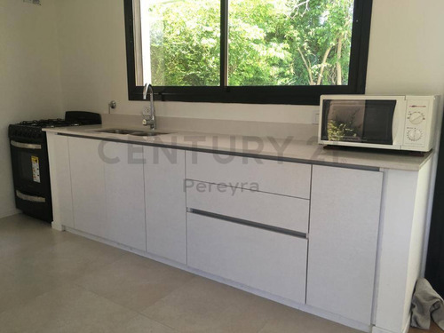 Imagen 9 de 16 de 24 Entre 476 Y 477. Casa De Dos Dormitorios En Venta, City Bell.-