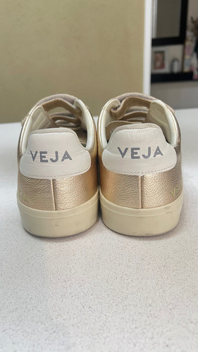 Zapatilla Veja Doradas (Usado)