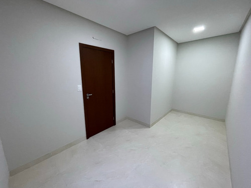 Lindos Sobrados De Alto Nível, Com Garagem Para 2 Carros, 3 Quartos Sendo 1 Deles Suíte, 3 Banheiros E Cozinha Integrada Com Sala.