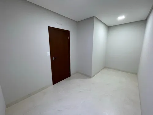 Lindos Sobrados De Alto Nível, Com Garagem Para 2 Carros, 3 Quartos Sendo 1 Deles Suíte, 3 Banheiros E Cozinha Integrada Com Sala.