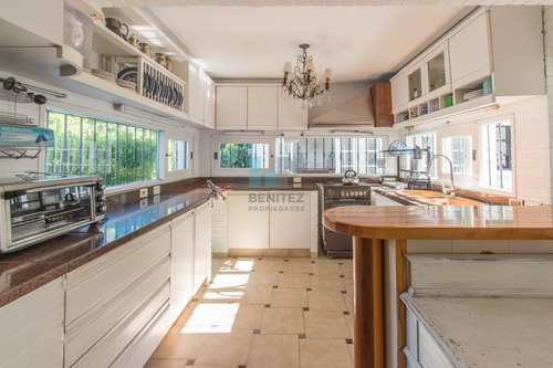 Extraordinaria Casa De Tres Plantas Ubicada En La Zona Más Exclusiva De La Península- Ref: 8706
