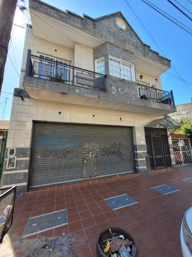 Local Comercial Con Vidriera Y Patio