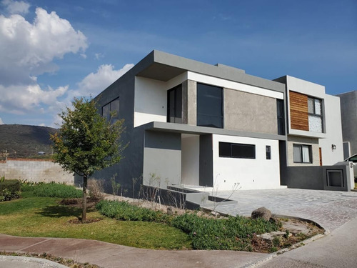 Estrena Espectacular Casa En Altozano, Edificada Con Materiales De Lujo !!