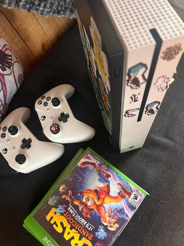 Xbox One S , 3 Juegos Originales, 2 Controles 