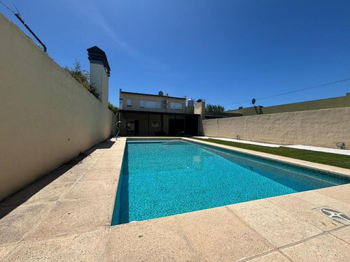 Casa En Venta - 4 Dormitorios 4 Baños - Necochea