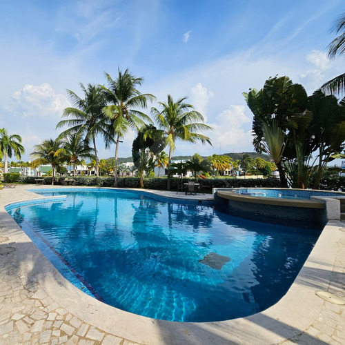 En Venta Amplio Apartamento En Res. Siete Mares, Lecheria