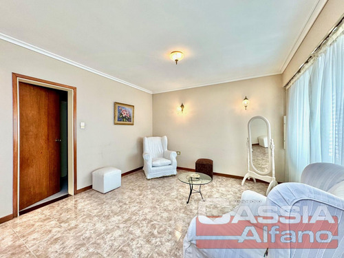 Chalet En Dos Plantas Amplio Lote Con 3 Dormit. Y Servicios, Quincho, Fondo Libre