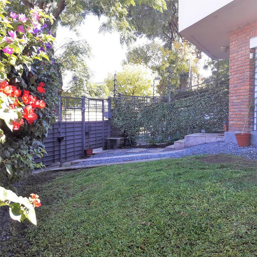 Casa En Buceo, Muy Buen Estado, 2 Dormitorios, 2 Baños, Cochera Y Parrillero