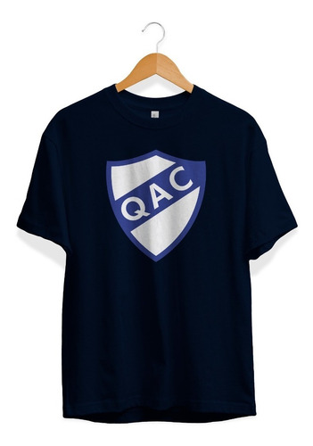 Remera Quilmes Atletic Club Logo En El Pecho Simple Azul