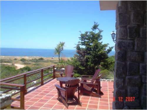 Imagen 1 de 30 de Casa De 4 Dormitorios Con Parrillero En Venta Y Venta Temporal Punta Ballena