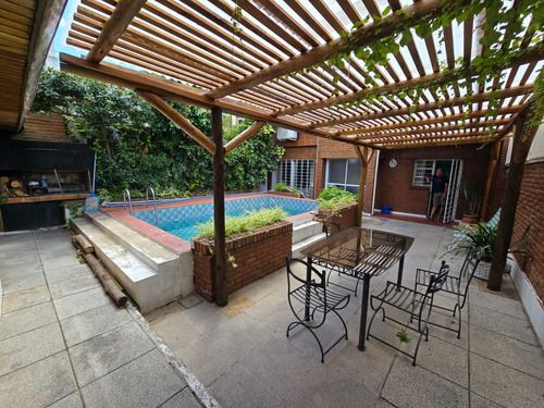 Casa Tipo Chalet De 6 Ambientes Con Jardin, Pileta Y Cochera En Venta. Olivos