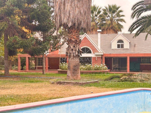 Casa En Venta De 5 Dorm. Mas Servicio En Sector Santa Esther