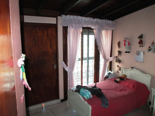 Venta - Quinta Para Remodelar Pero Mantenida. Precio Bajado!! - 463 Mts2. Terreno 525 Mts. 6 Hab. 5 Baños. 4 Estc. Parte Alta Muy Cerca De La Cota Mil - El Marques - Mun. Sucre