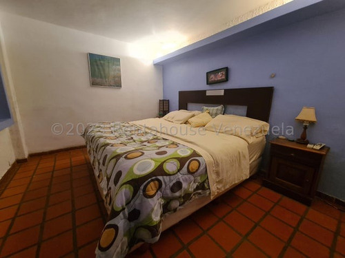 Amplia Y Comoda Casa Con Dos Niveles Y Muy Buena Distribución En Venta En El Cafetal, 25-4856