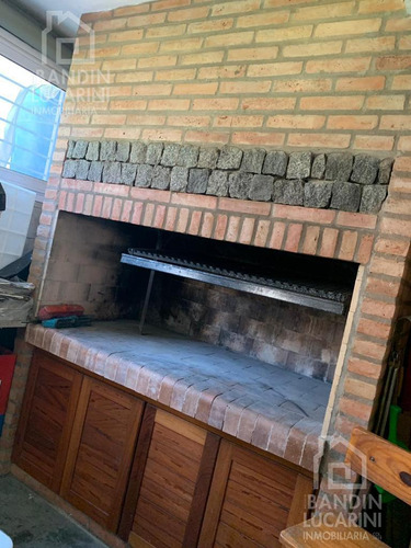 Casa En Ezpeleta Centro En Venta. Hermoso Chalet. Toma Permuta.