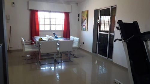 Casa En Venta - 2 Dormitorios 1 Baño - Cocheras - 465mts2 - Los Hornos, La Plata