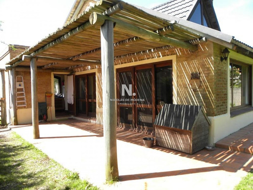 Casa En Pinares Con Vista Parcial Al Mar- Ref: 3807