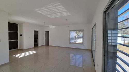 Imagen 5 de 14 de Casa En Altos De Rivera