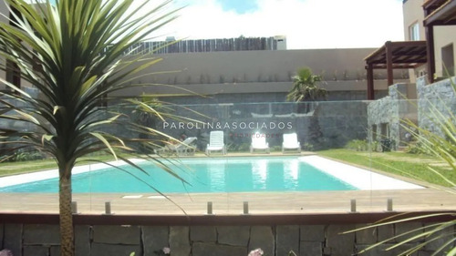 Apartamento En Venta De 3 Dormitorios En Bahia De Montoya.