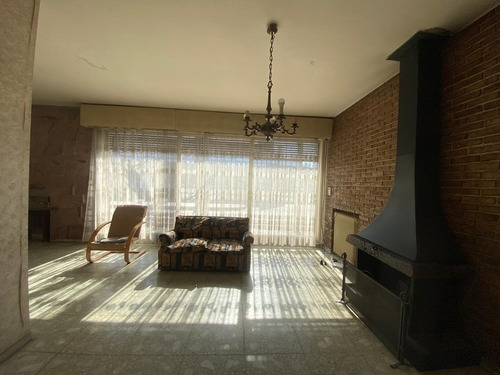 Lega Propiedades Vende En Exclusividad Excelente Inmueble De 4 Dormitorios, 2 Cocinas, 2 Baños Y Garage, Con Gran Potencial En El Centro De La Ciudad De La Paz.