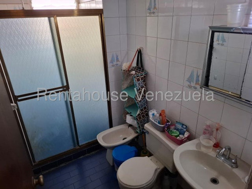 Julio Latouche 25-17262 Amplio Y Cómodo Apartamento En Venta Ubicado En El Corazón De Valencia, Bien Conservado 98 M2 Bien Distribuidos, Amplia Cocina, Closet En Las 3 Habitac