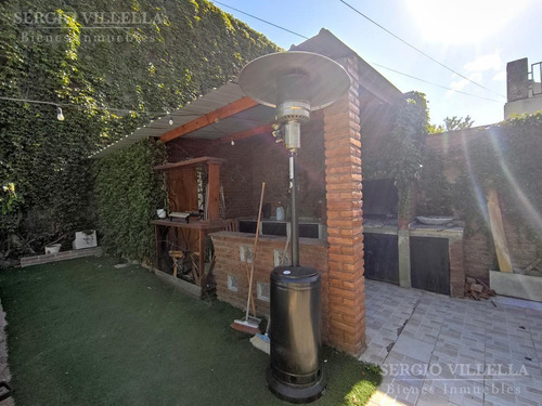 Imagen 14 de 18 de Casa Moderna En Venta De 3 Dormitorios. Cochera. Pileta. Quincho.