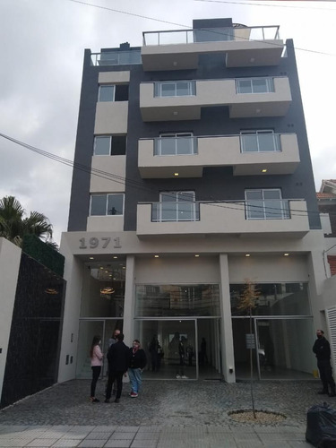 Departamento De 1 Ambiente Con Balcon Corrido En 1er Piso Contrafrente Con Aire Frio Calor Alquilado F: 8674